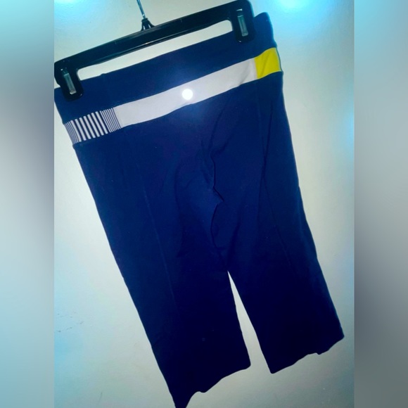 Lululemon Crop in Navy Blue - Picture 3 of 4